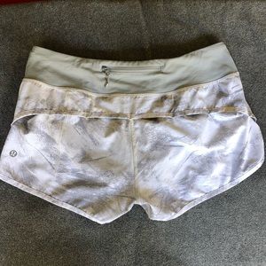 🍋LULULEMON Speed up shorts 2.5”